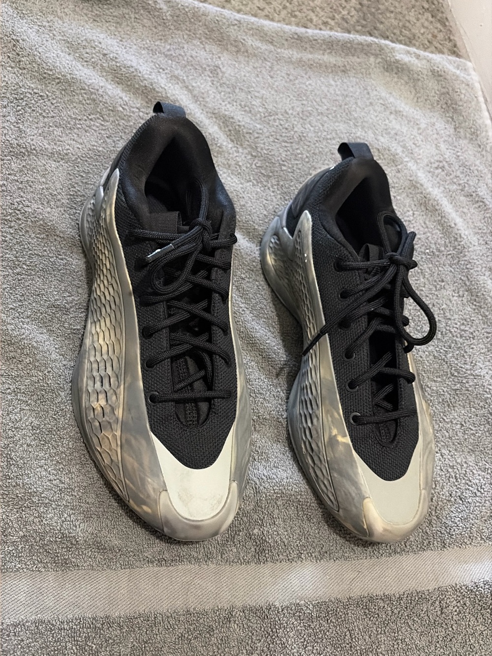 adidas Men's Black and Silver Low-Top Sneakers